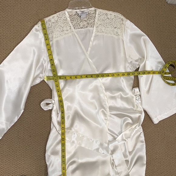 Robe, Valentino, ivory satin (poly) with lace. - Picture 8 of 11